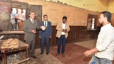 محافظ أسيوط يتفقد مخبز الوليدية الآلى بعزبة السجن ويقرر غلقه لمخالفته شروط النظافة والإنتاج 