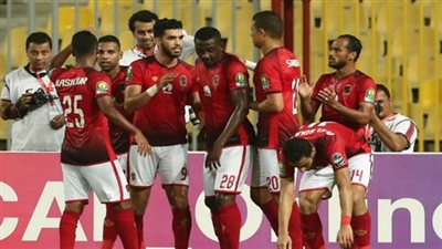 مشجعو الأهلي يرفعون لافتة 