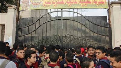 توافد الطلاب على مدرسة السعيدية في أول يوم دراسي (صور)