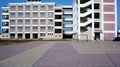 مبنى جديد في فناء مدرسة بالمعادي يثير غضب أولياء الأمور