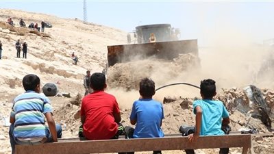 قوات الاحتلال ترغم سكان الخان الأحمر على هدم منازلهم
