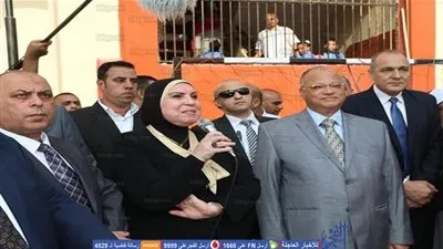 محافظ القاهرة يفتتح مدرستين بالزاوية ويشارك الطلاب تحية العلم (صور)