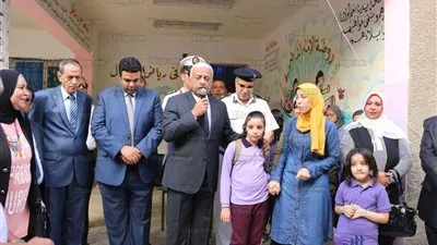 محافظ السويس يتفقد المدارس في أول أيام الدراسة (صور)
