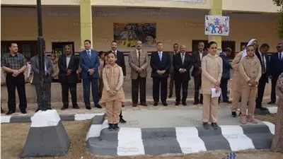 محافظ بني سويف يشارك في طابور الصباح وتحية العلم.. ويناشد التلاميذ بالمشاركة في بناء الوطن ورفع رايته (صور)