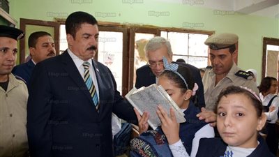 محافظ القليوبية يصطحب نجلة أحد الشهداء إلى مقعدها الدراسي بمدرسة 25 يناير ببنها (فيديو وصور)