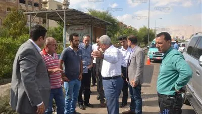 محافظ السويس يتابع رصف الطرق.. ويؤكد على إزالة الاشغالات المخالفة (صور)