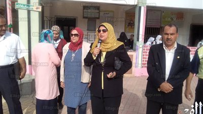 وكيل تعليم كفرالشيخ تشرح نظام التعليم الجديد بمدرسة ثانوية في الطابور (صور)