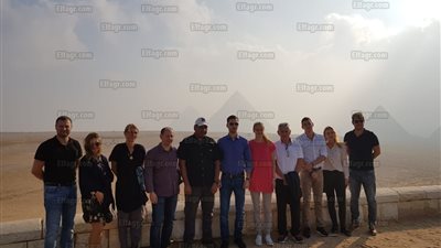 وزير خارجية سلوفاكيا يلتقط الصور التذكارية مع الأهرامات وأبو الهول 