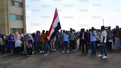 رئيس جامعة السويس يحي العلم وسط الطلاب في بداية العام الدراسي الجديد (صور)