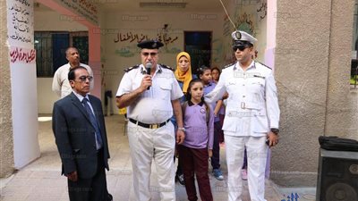 قيادات أمن السويس يصطحبون أبناء شهداء الشرطة أول يوم دراسة (صور)