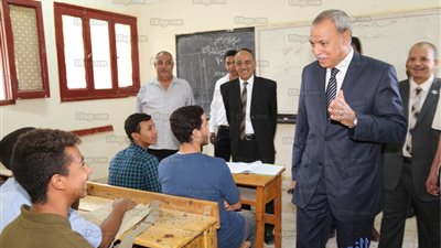 محافظ قنا يوصي طلاب التعليم الفني.. 