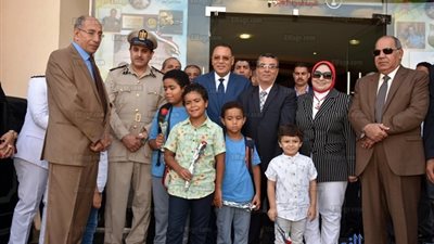 محافظ الشرقية بين التلاميذ في طابور الصباح في أول أيام العام الدراسي الجديد (صور)