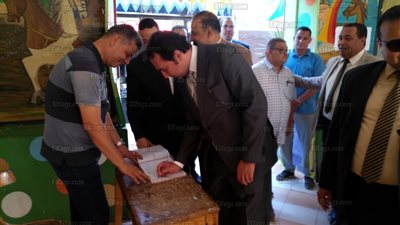نائب وزير التعليم يتابع تطبيق النظام الجديد في أول يوم دراسي بـ