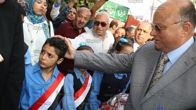 محافظ القاهرة يفتتح مدرستين بالزاوية ويشارك الطلاب تحية العلم (صور)