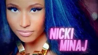 نيكي ميناج تستعرض فستانها المثير أمام جمهورها بـ