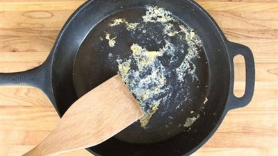 4 طرق مجربة لتنظيف طاسات القلي