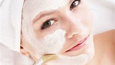 طريقة تنظيف البشرة في المنزل (فيديو)