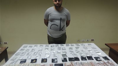 ضبط عاطل بحوزته ربع كيلو استروكس بباب الشعرية