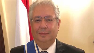 عاجل.. البشير يمنح السفير المصري بالخرطوم وسام النيلين من الطبقة الأولى  