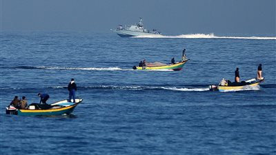 استشهاد فلسطيني وإصابة 90 آخرين خلال مشاركتهم في مسيرة بحرية بغزة
