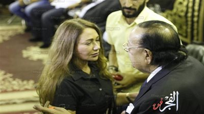 رامي إمام وليلى علوي يؤديان واجب العزاء في سمير خفاجي بمسجد عمر مكرم (صور)