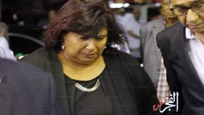 علامات الحزن على وجه إيناس عبدالدايم في عزاء سمير خفاجي (صور)