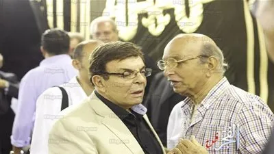 سمير صبري ونجل الساحر محمود عبدالعزيز يؤديان واجب العزاء في سمير خفاجي (صور)