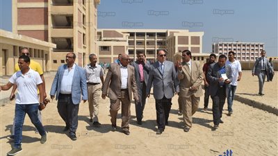 محافظ الفيوم لمعلمي مدرسة 