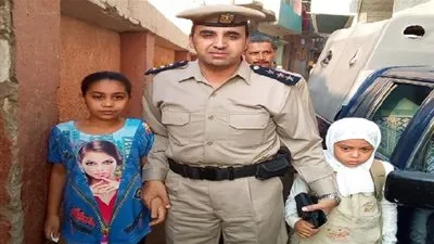 ردًا للجميل.. نقيب شرطة يكرم طفلتي أحد الشهداء في أول يوم دراسة بالمنيا بطريقة مؤثرة (صور)