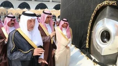 عاجل - السعودية | نيابة عن خادم الحرمين.. أمير مكة المكرمة يتشرف بغسل الكعبة