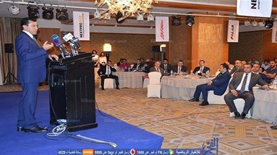 وزير الشباب يهنىء محمد صلاح على هامش مؤتمر الأداء الرياضي والتكنولوجيا 