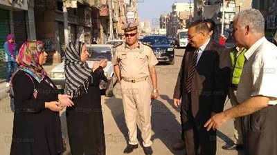 محافظ الشرقية يستمع لشكاوي المواطنين.. ويصافح التلاميذ أثناء ذهابهم للمدرسة