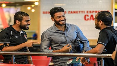 حسين السيد وعبد الفضيل يلتقيان بعثة  الأهلي في المطار