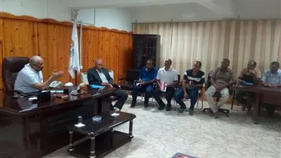 محافظ الوادي الجديد يعقد اجتماعا بالوحدة المحلية بالفرافرة  لبحث آخر مستجدات تقنين وضع اليد