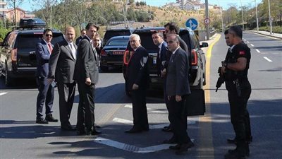 رئيس الوزراء التركي يوقف موكبه فجأة لهذا السبب