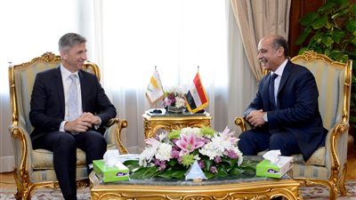 وزير الطيران المدني يلتقي سفير قبرص بالقاهرة 