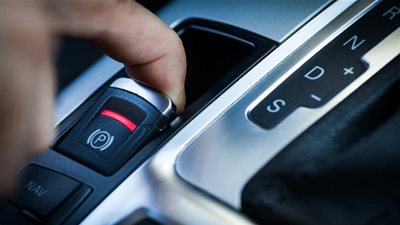 شاهد.. هذا ما يحدث عند الضغط على زر المكابح اليدوية على سرعة 192 كم/س