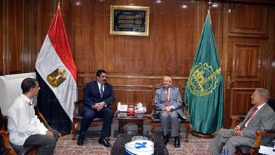 محمود العربي لمحافظ القليوبية:الصناعة تحتاج للكثير من  الجهد والإتقان في العمل ونأمل أن نكون قدوة لشباب مصر (صور)