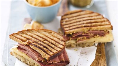 طريقة عمل ساندوتش البسطرمة والجبن السويسري