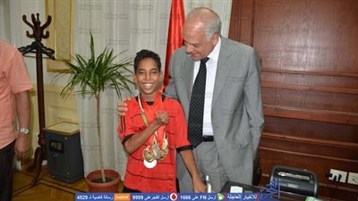 محافظ الجيزة يحقق حلم طالب من ذوي القدرات الخاصة بمقابلته (صور)