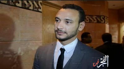 أحمد خالد صالح يحيي ذكرى والده الرابعة بصورة من طفولته 