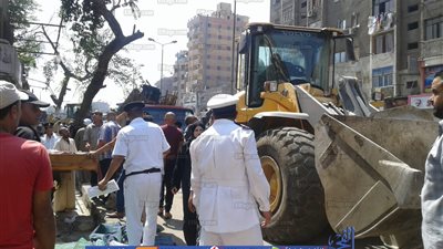 المرافق تزيل الإشغالات والأكشاك المخالفة في إمبابة (فيديو وصور)