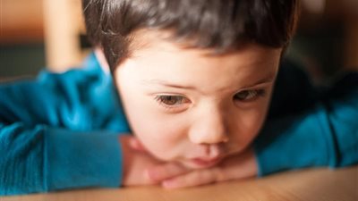 طرق تحطم معنويات طفلك.. تجنبيها