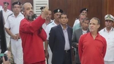 البلتاجي وحجازي ببدلة الإعدام داخل القفص 