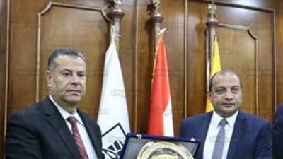 رئيس جامعة بني سويف يُكرم محافظي بني سويف والقليوبية