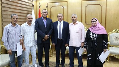 رئيس جامعة بني سويف يُكرم الموظفين المحالين على المعاش