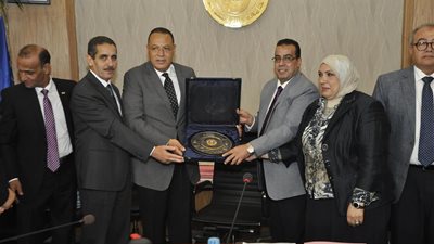 مجلس جامعة قناة السويس يكرم الدكتور ممدوح غراب محافظ الشرقية