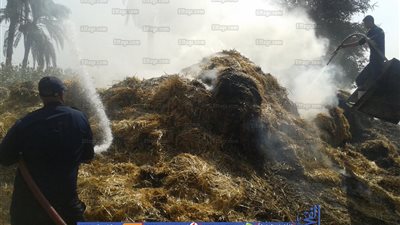 السيطرة على حريق شب في سيارة نقل محملة بكميات كبيرة من التبن بسوهاج