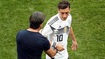 هل مُنع لوف من مقابلة أوزيل في لندن ؟