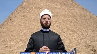 مستشار الرئيس من أمام الأهرامات: أشعر بالفخر والرهبة أمام هذا الصرح العجيب (صور)